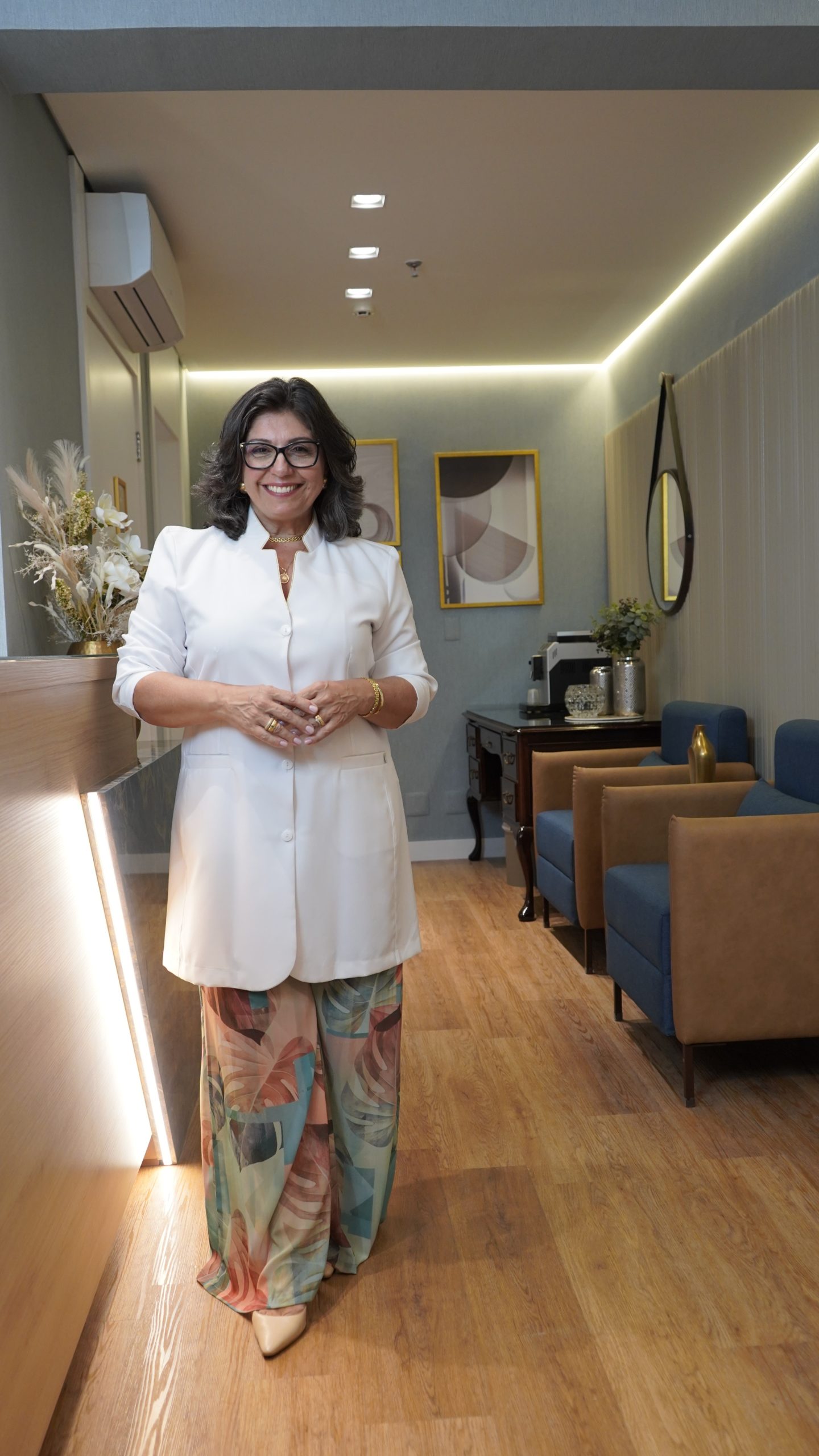 ana-sala-de-espera1 dra ana gomes em pé na recepção do consultório